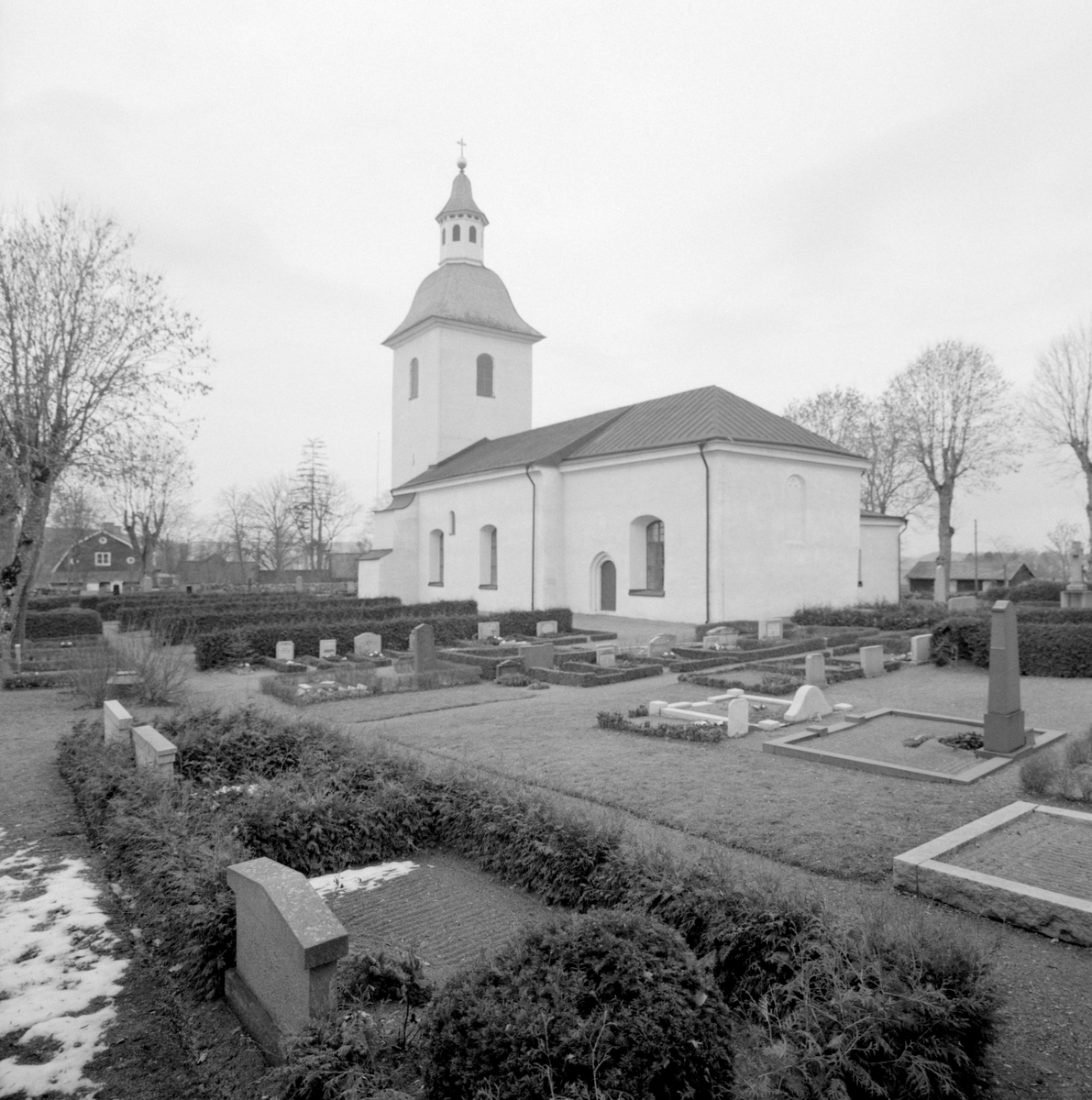 Tingstad kyrka har i någorlunda orört skick bevarat sin medeltida stomme. Långhuset och koret dateras till 1200-talets första hälft. Sakristian tillkom under 1400-talet och tornet tillkom under 1760-talet.