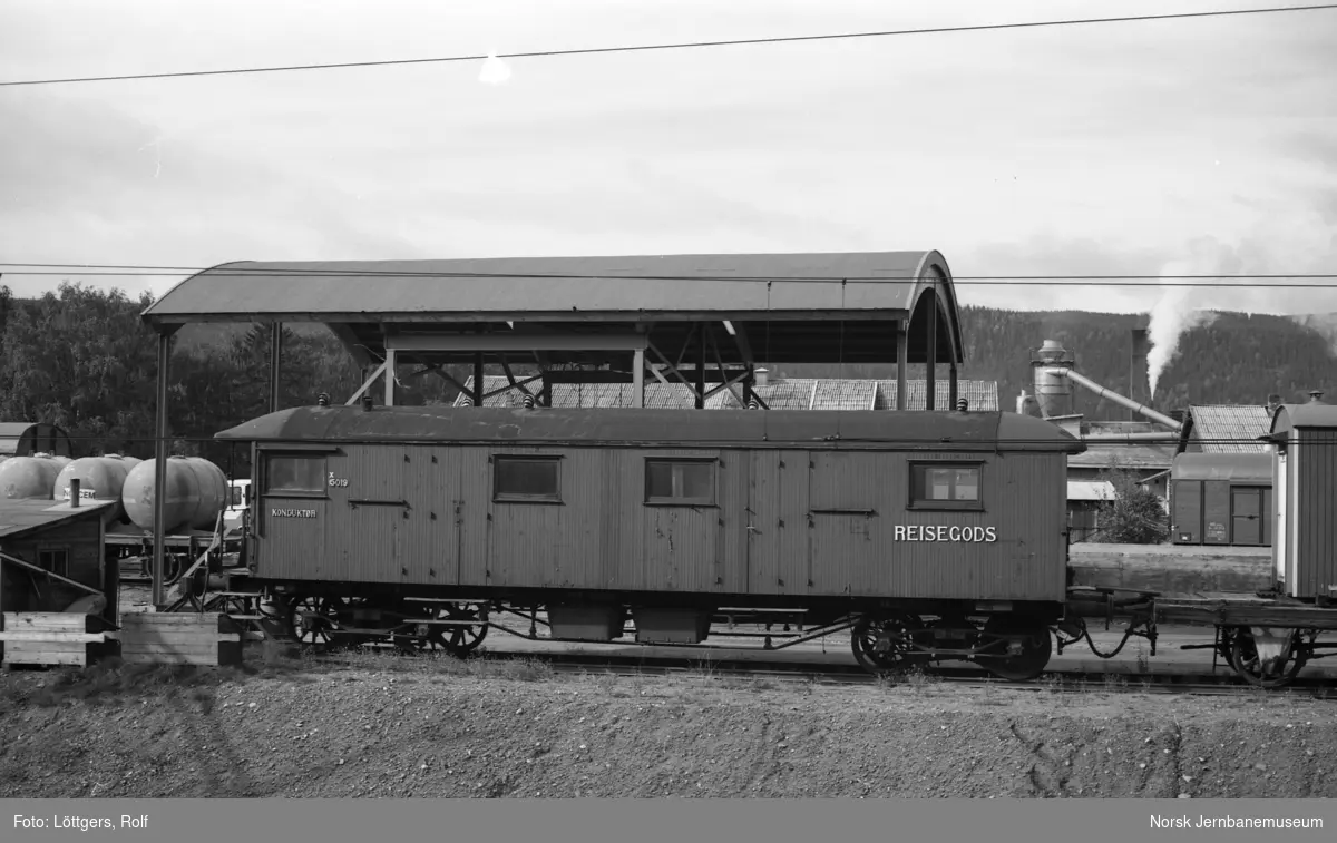 En av NSBs internvogner litra Xo, tidligere reisegodsvogn litra Fo type 4 nr. 15019, på Lillehammer stasjon.