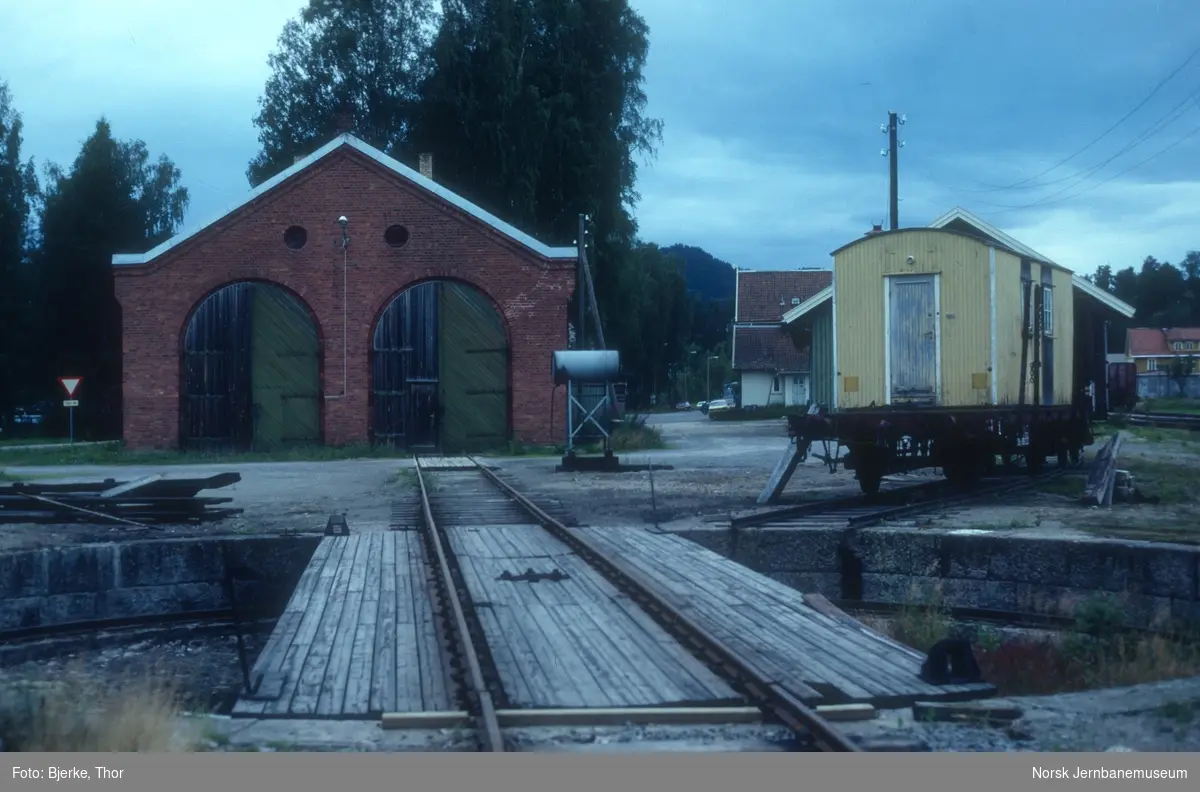 Svingskive og lokomotivstall på Flisa stasjon - losjivogn på buttsporet
