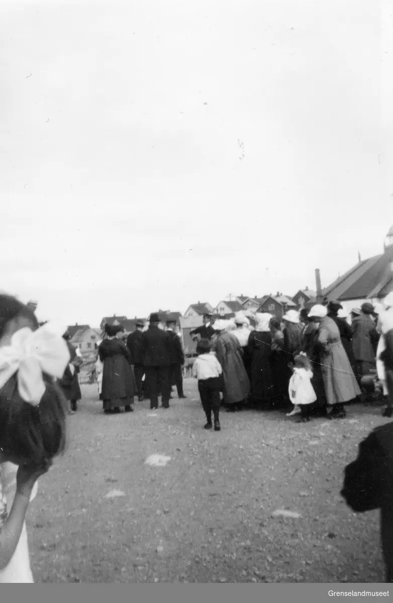 Hans Majestet Kong Haakon VII på kongebesøk i Kirkenes, sannsynlisgvis i juni 1922. Kongen møter folket nedenfor kirka.