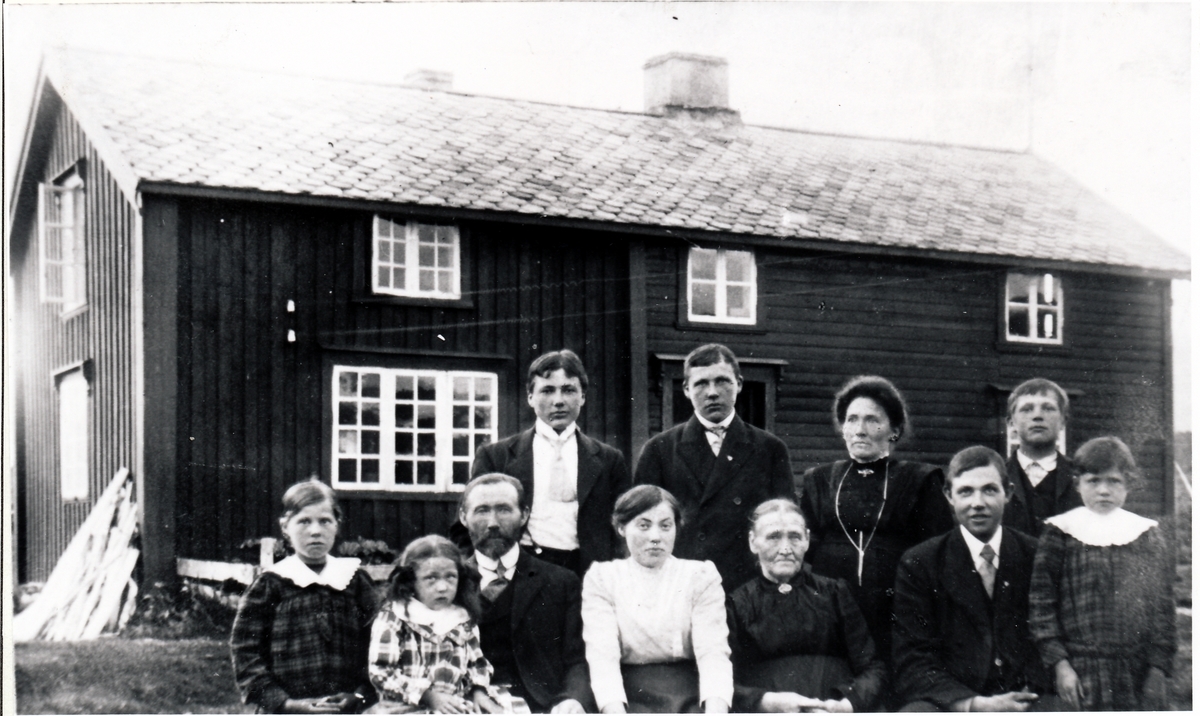 Familie utenfor Borterstua i Hofsøya.Tranøy