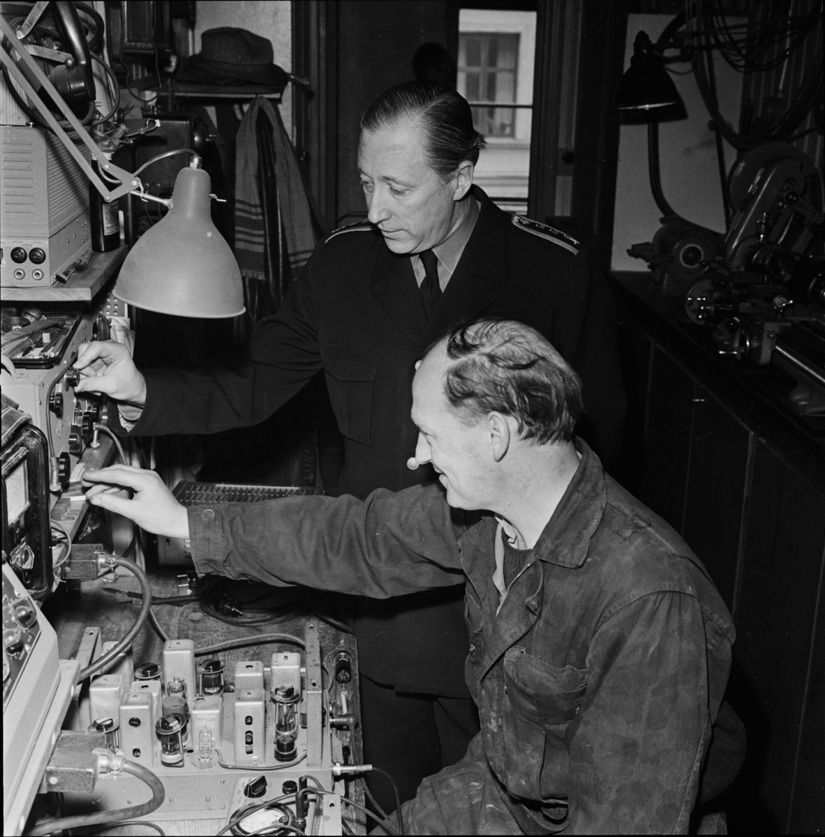 "Brandkåren" - två män vid teknisk utrustning, Uppsala 1956