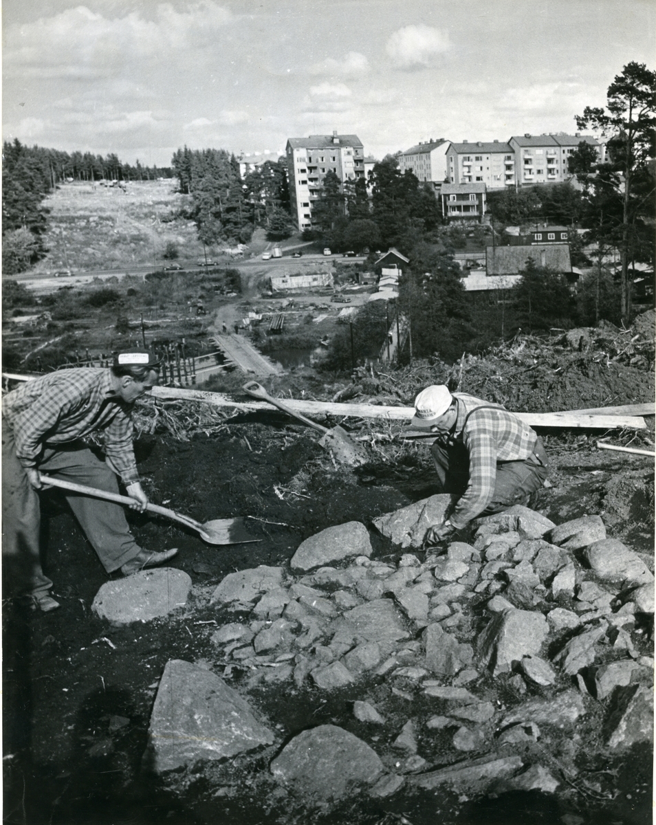 Trumslagarbacken, Västerås.
Arbetsbild från Vallbygrävningen 1958.
Två män i rutiga skjortar och arbetskepsar.