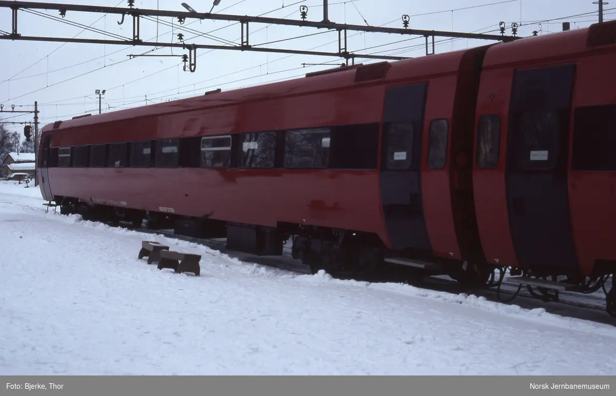 Personvogn B7 27004 på Lillehammer stasjon i forbindelse med prøvekjøringer