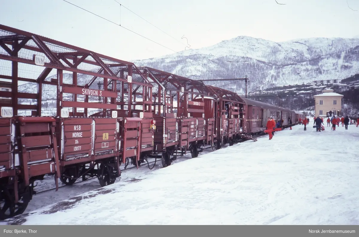 Persontog 79 Narvik-Bjørnfjell på Narvik stasjon med tre skivogner bakerst