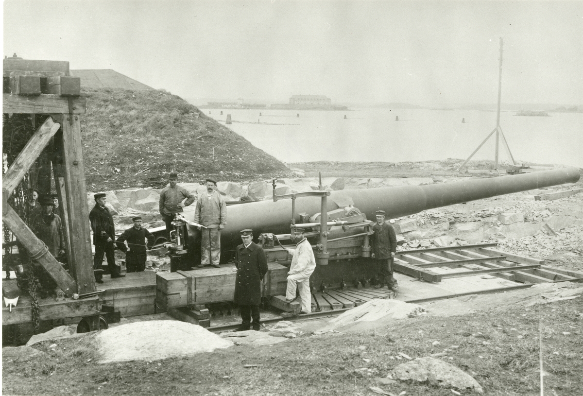 Karlskrona skeppsvarv den 18 april år 1900.

Pansarbåten Niords aktre kanon av kaliber 25cm, tillverkad av Bofors, monterad i en lavett för inskjutning på en 7000 meters skjutbana. Detta var också första gången man använde "Planksivan" för inskjutning av en kanon.

I mitten av bilden står kommendör C.C. Engström.