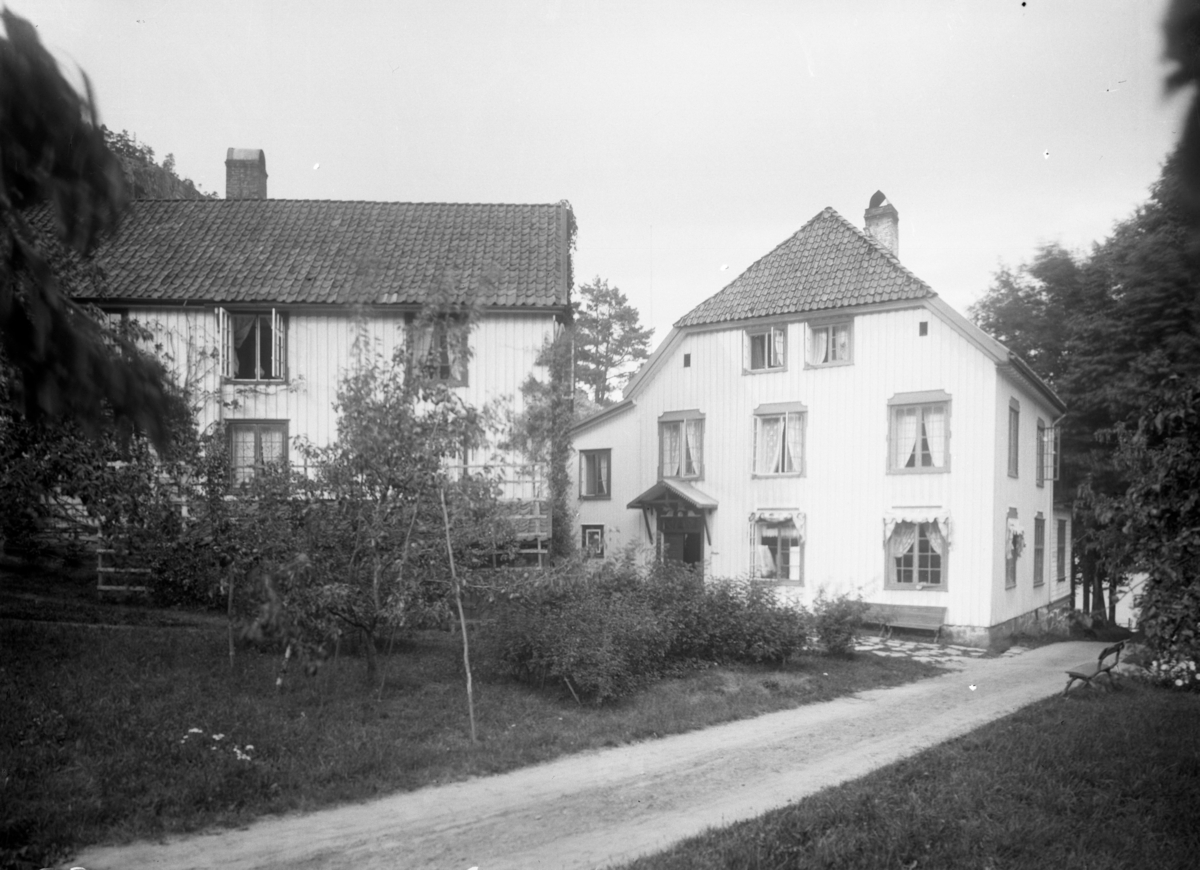 Husene på Frøvik gård, 1890 årene.