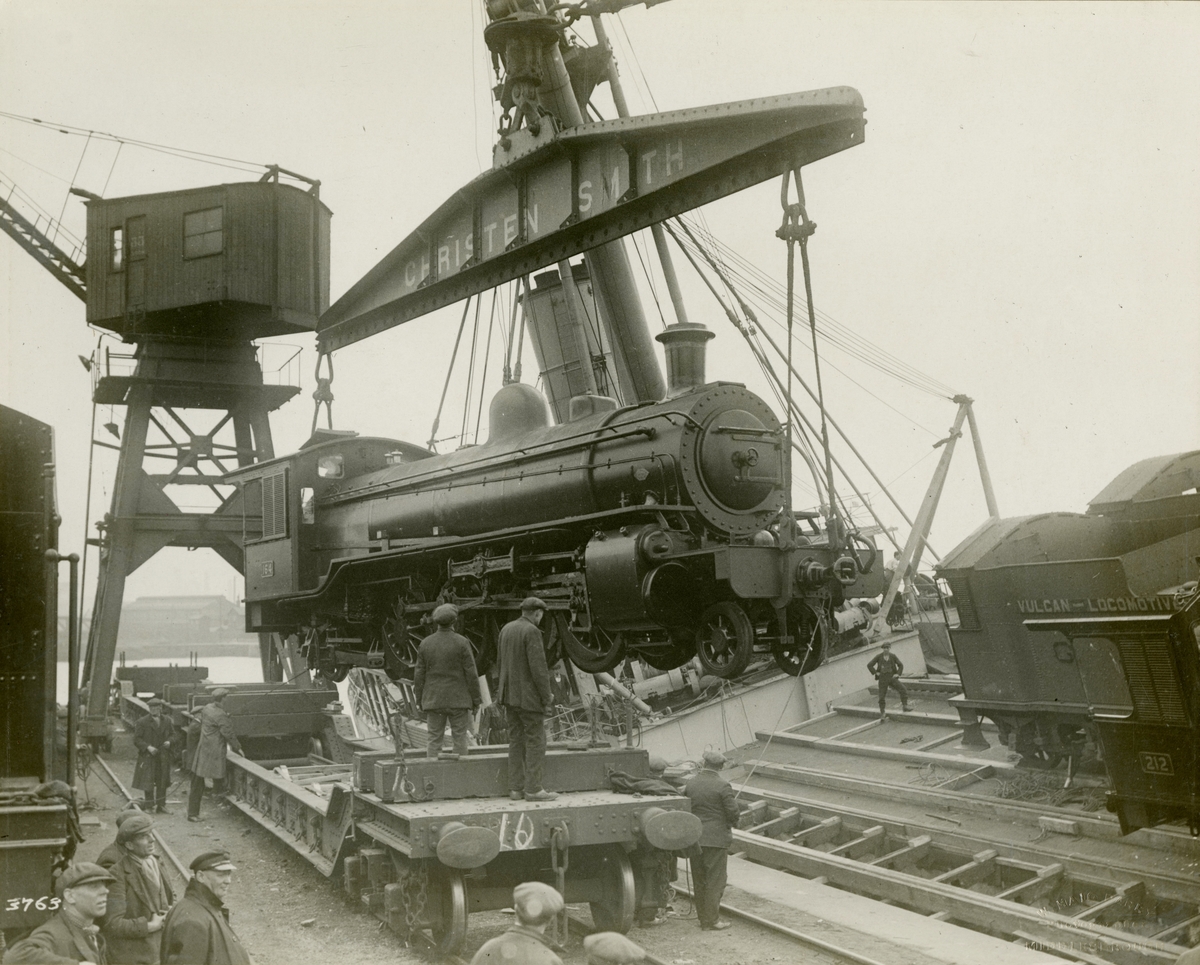 M/S 'Belray' (b.1926)(Sir W.G. Armstrong, Whitworth & Co. Ltd., Newcastle), - laster lokomotiver i Middlesbrough på vei til Sudan.
