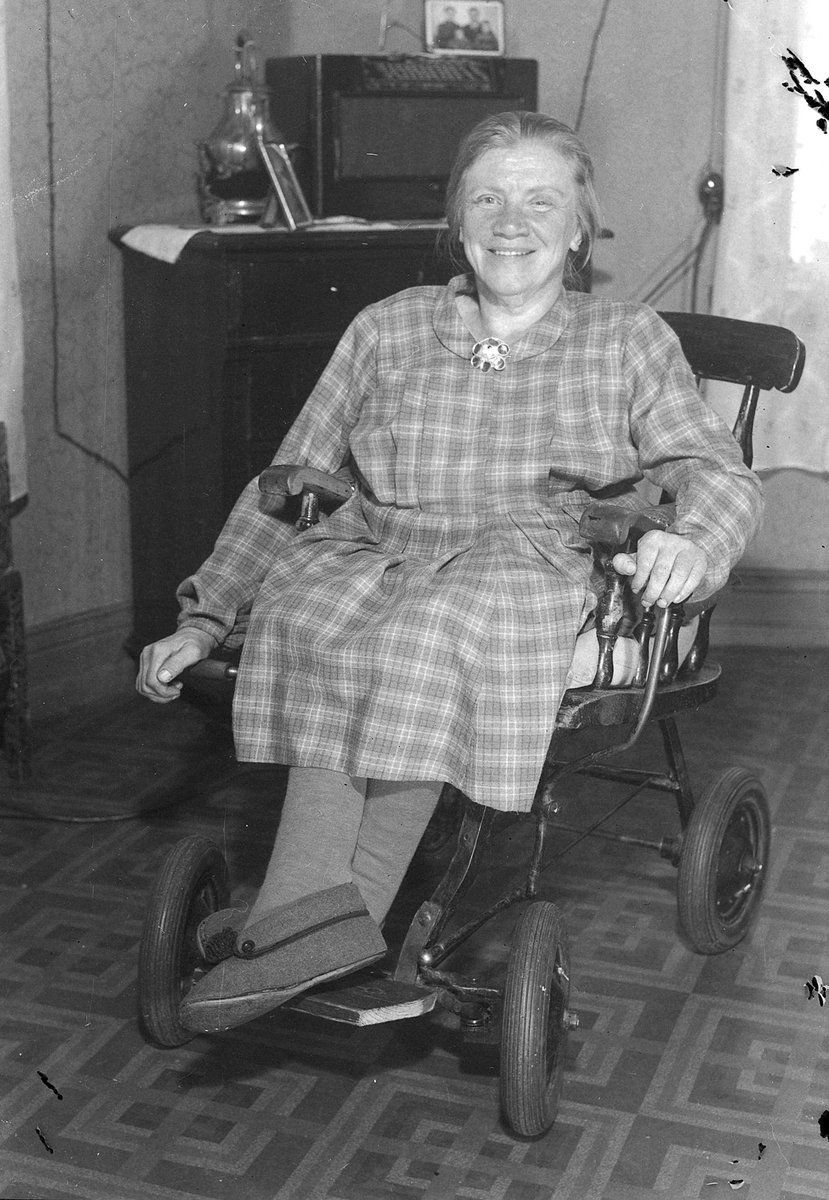Helga Gravås i sin rullestol