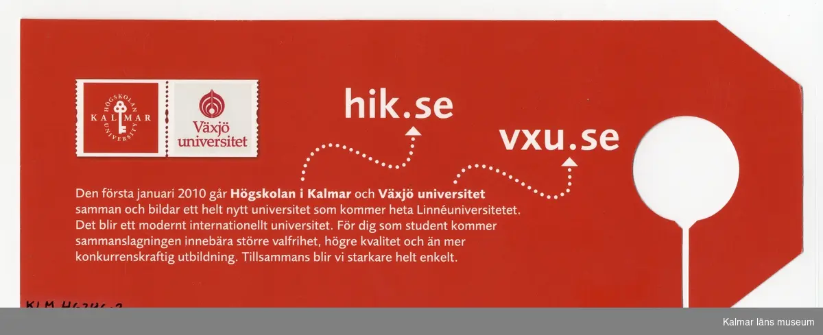 KLM 46246:2. Reklamskylt. Av rött papper med vit text, bl.a.: Snart Linnéuniversitetet. På andra sidan information om sammanslagningen av Högskolan i Kalmar och Växjö universitet.