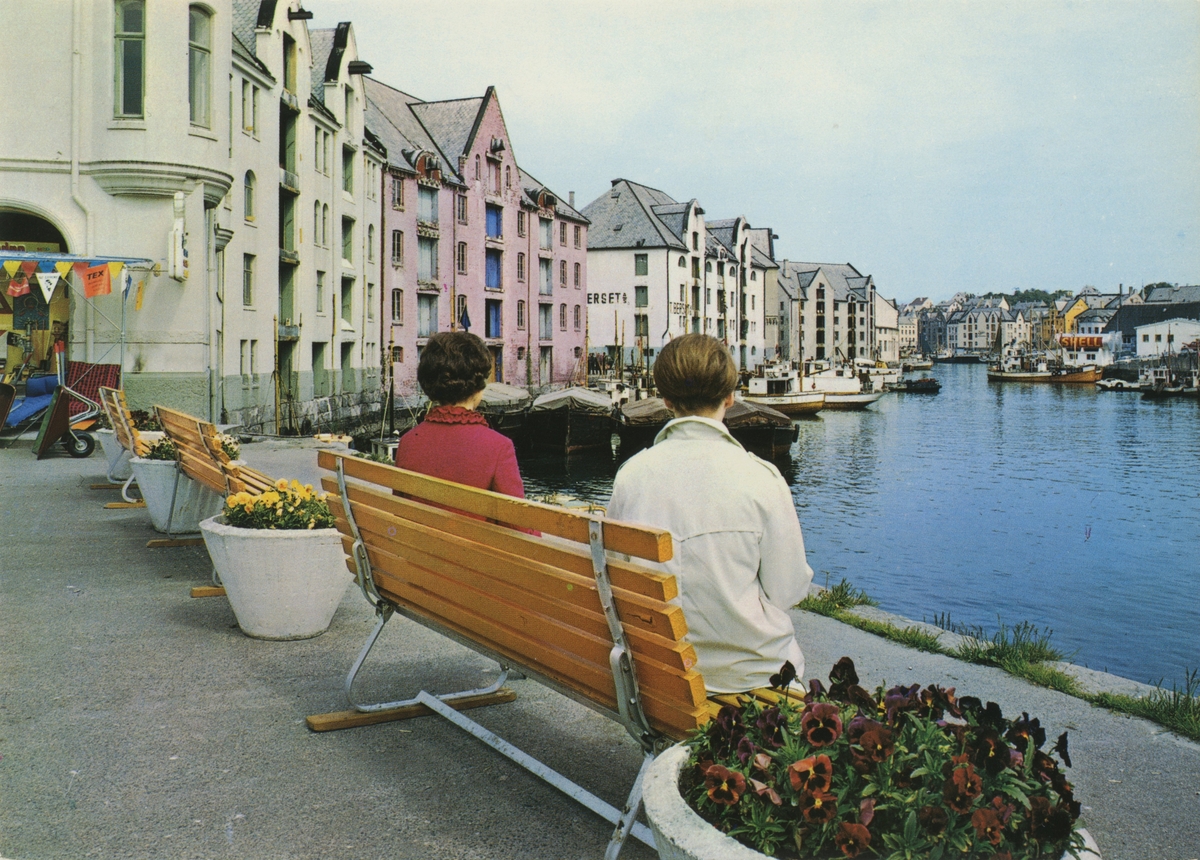 Oversiktsbilde av Brusundet i Ålesund, med Apotekertorget og to damer på en benk i forgrunnen.