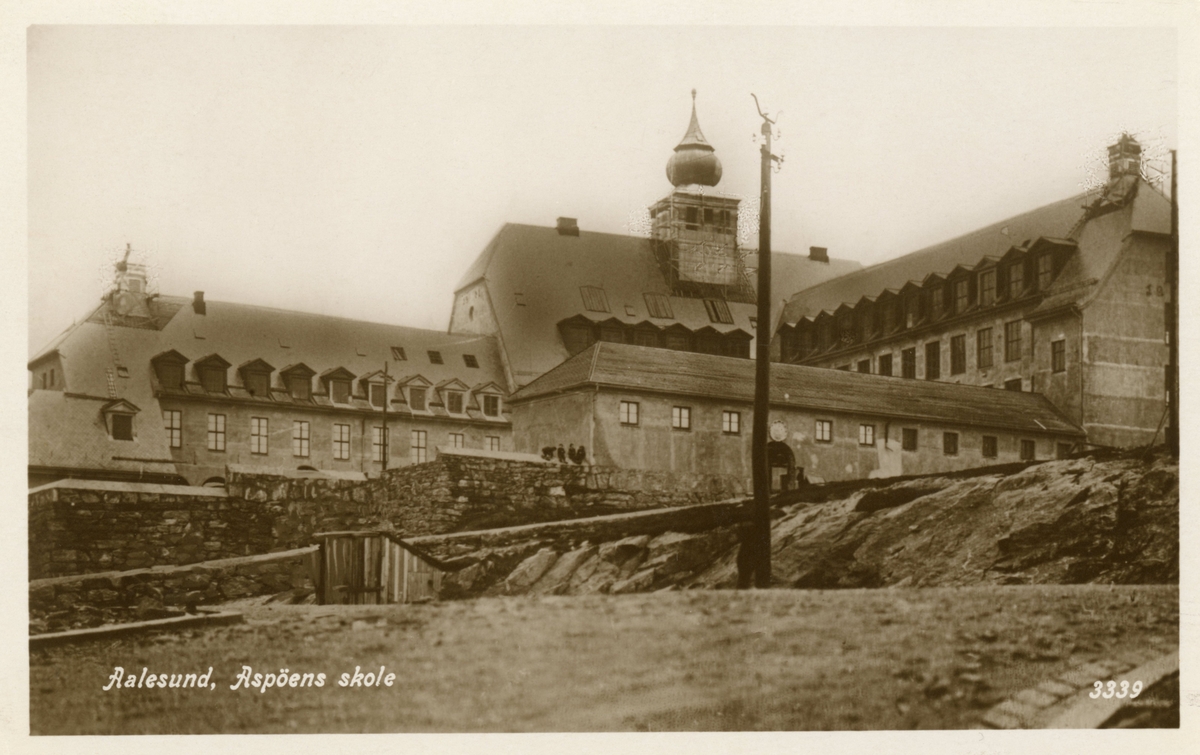 Prospektfotografi av Aspøy skole i Ålesund.