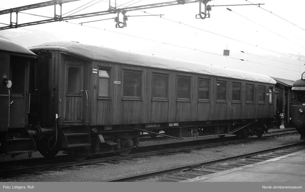 Personvogn B30 nr. 18132 på Voss stasjon.