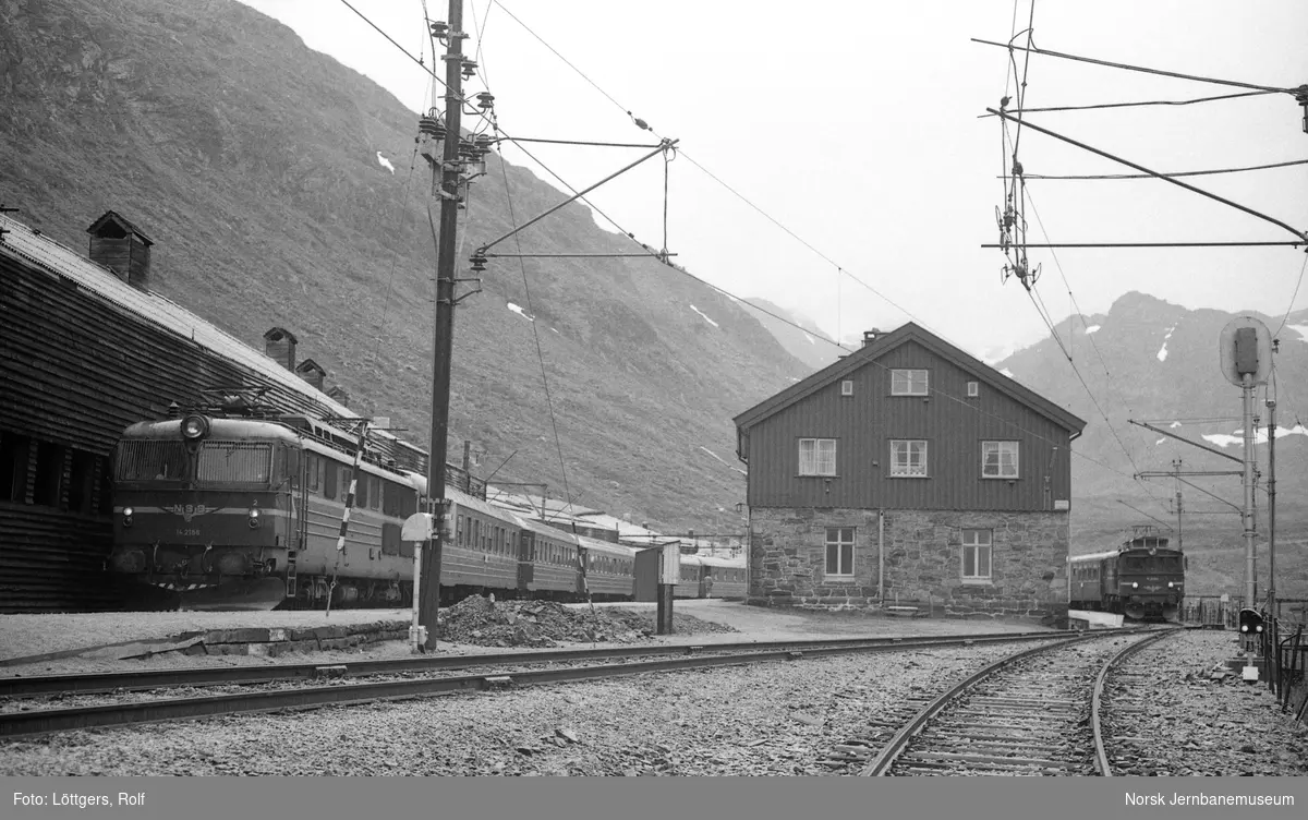 Elektrisk lokomotiv El 14 2186 med dagtoget fra Bergen til Oslo Ø, tog 602, på Myrdal stasjon.