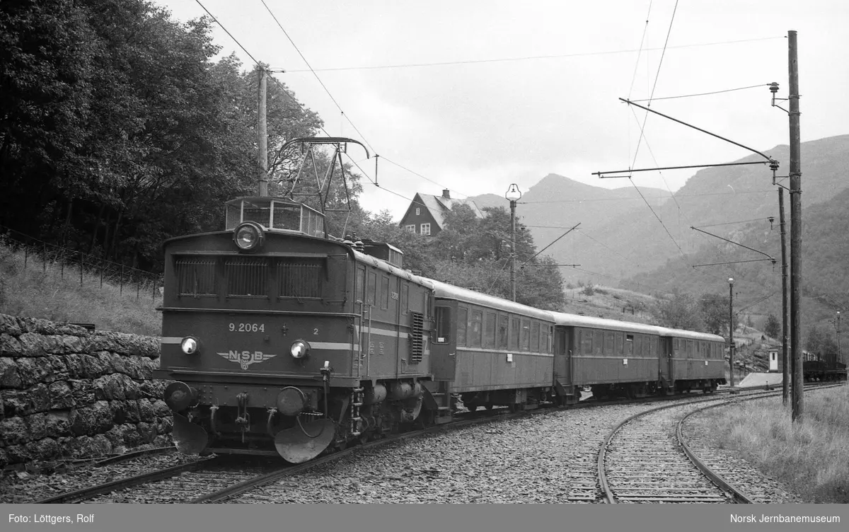 Elektrisk lokomotiv El 9 2064 med persontog fra Flåm til Myrdal på Berekvam holdeplass