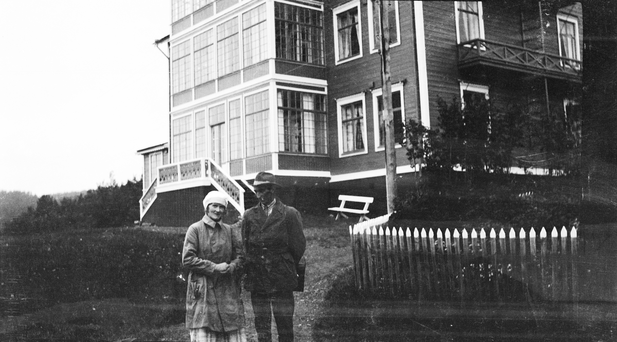 Ragna og Olav Hagen foran Hotell Fjällnäs, Funäsdalen