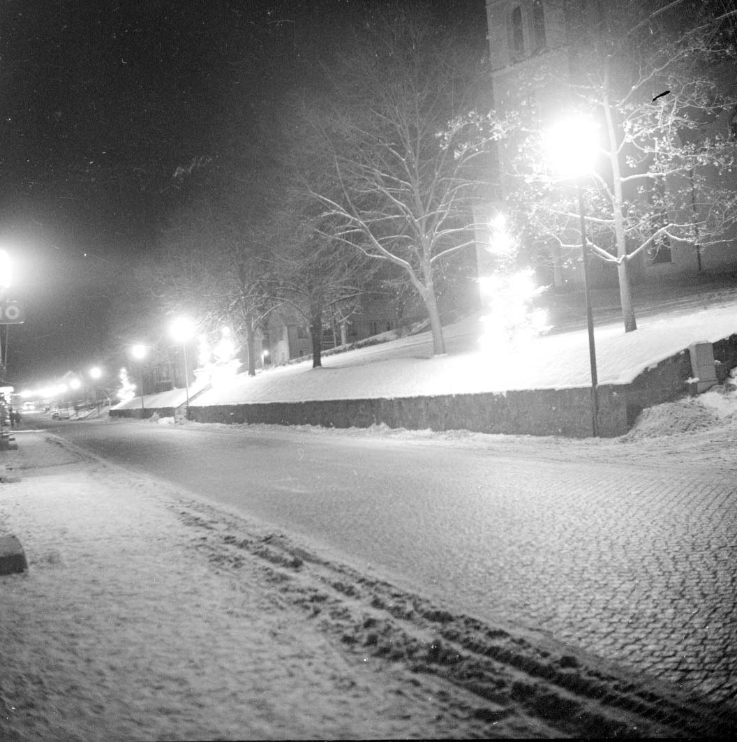 Kvällsbild av Gränna kyrka från Brahegatan, vintertid.