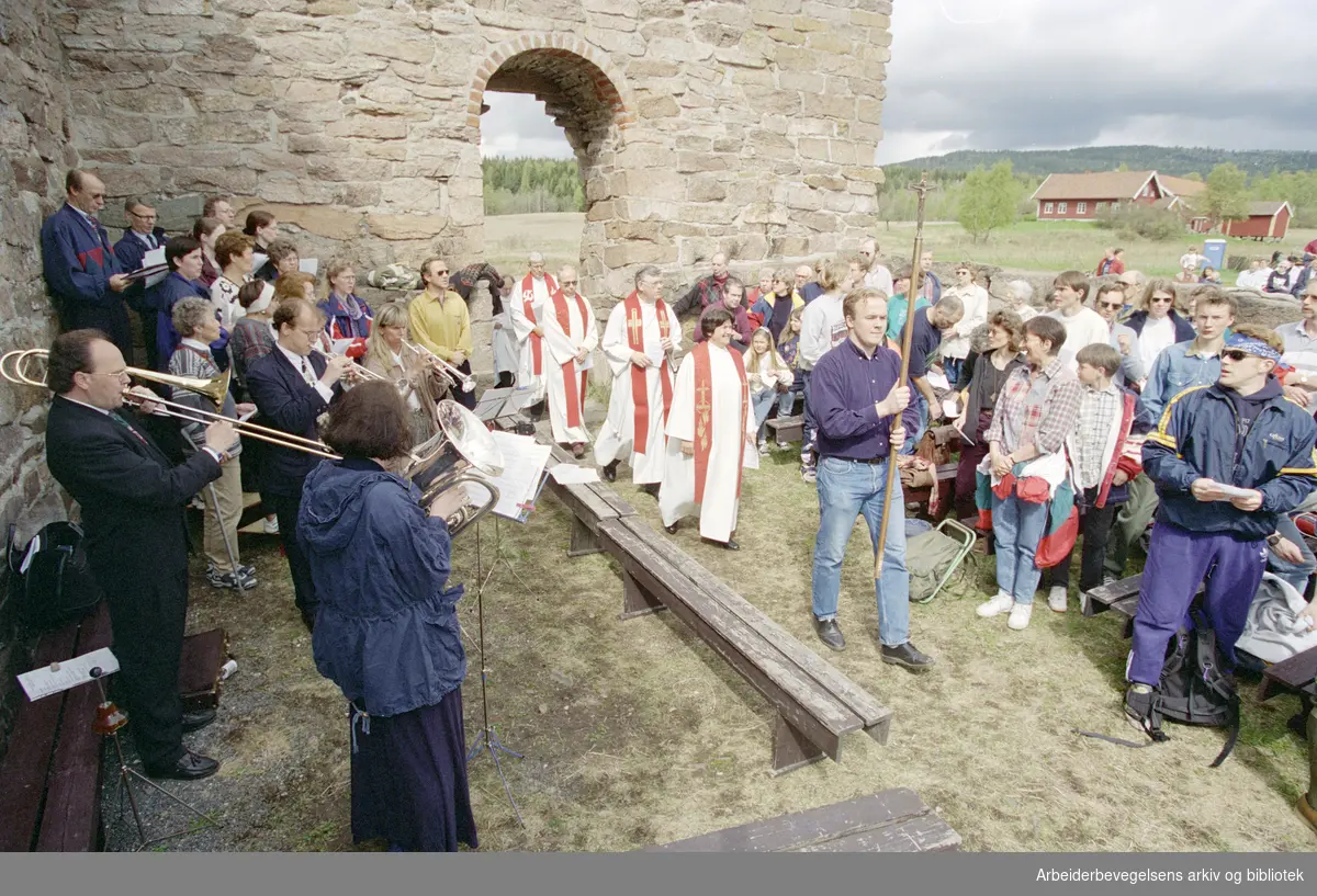 Oslo: Maridalen diverse. Maridalens venner med gudstjeneste og Maridalsspel ved Maria-kirken. 25. mai 1996