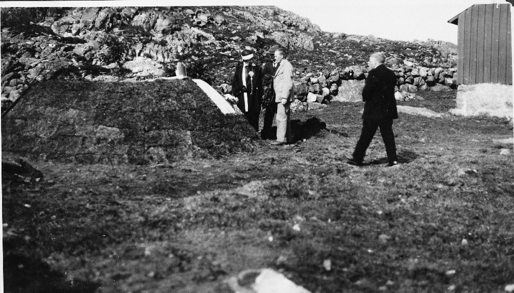 Nedsetjinga av urna til Arne Garborg i 1925. Ved haugen står Holda Garborg og sonen Arne O. F. Garborg.