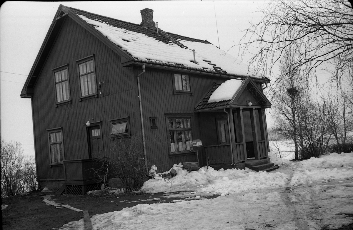 Tre bilder av hus og gårdsplass på Odberg på Kraby, Østre Toten, april 1960.