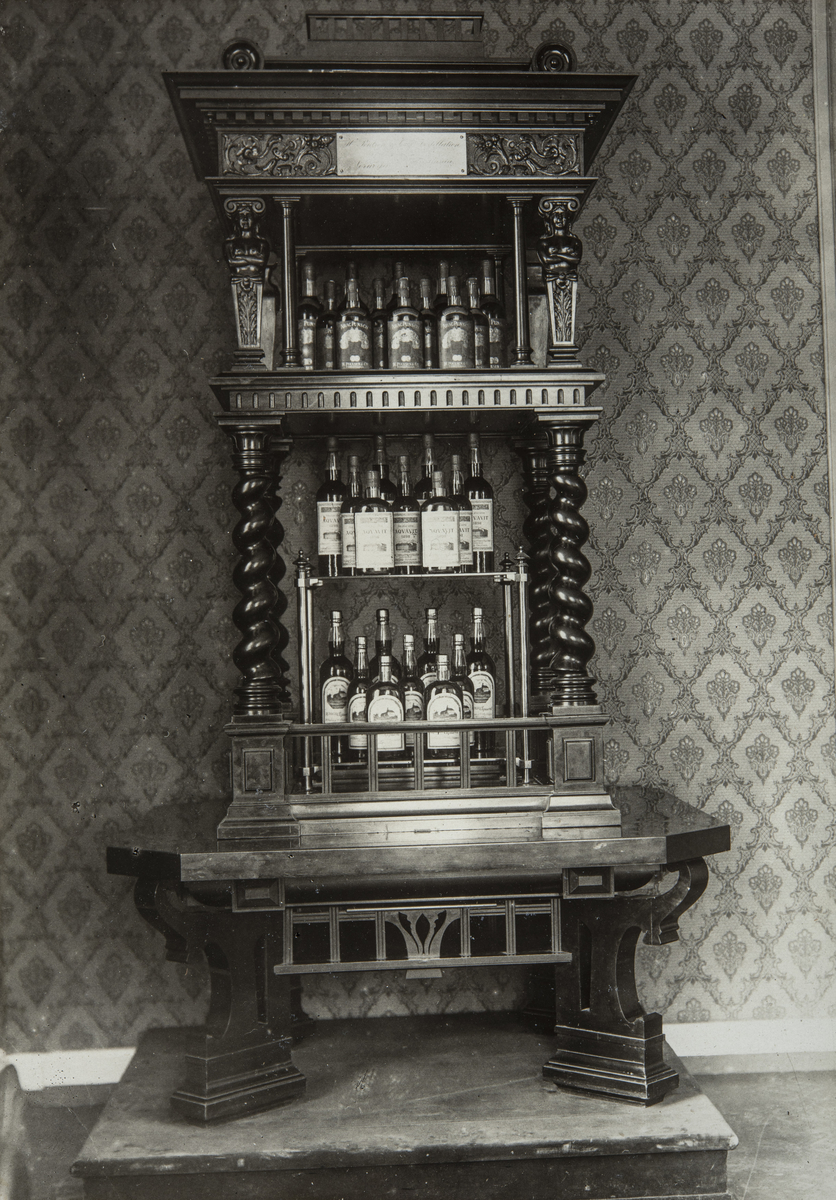 Flaskemonter tilhørende H. Poulsen & Cos Destillation, Christiania. 