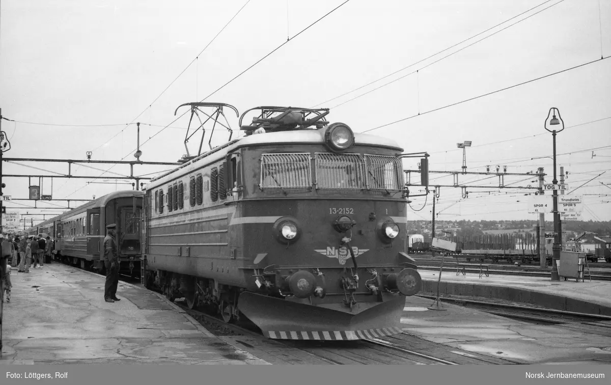 Elektrisk Lokomotiv El 13 2152 Med Persontog Fra Oslo Ø Til Trondheim Over Røros Tog 301 På 