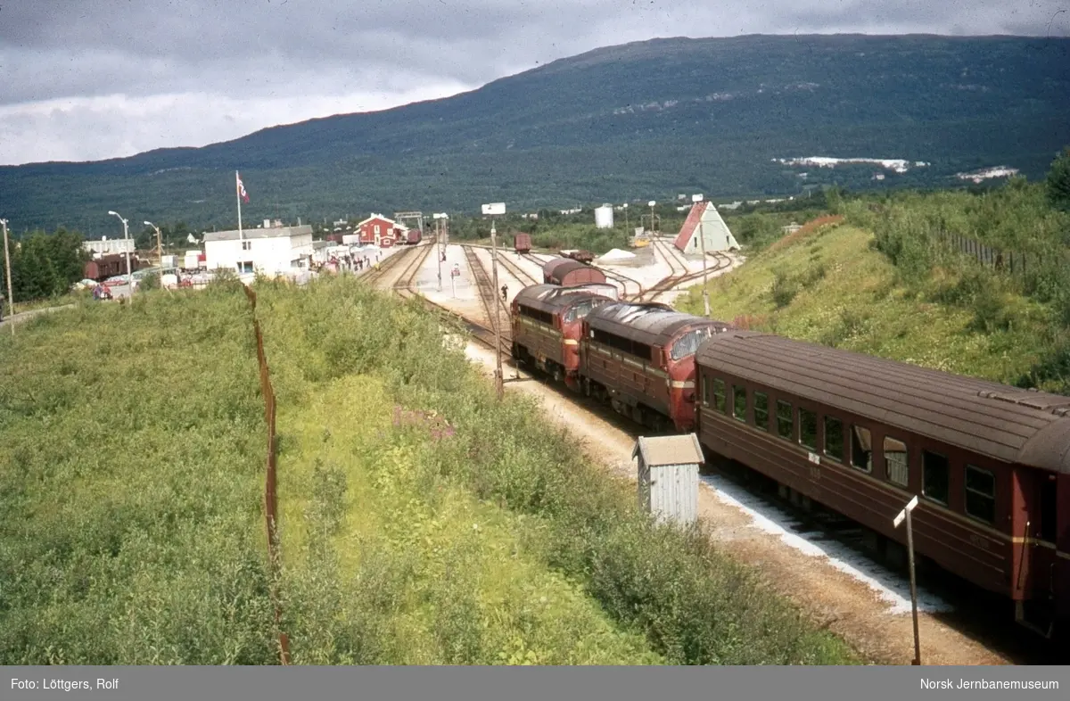 Diesellokomotiv Di 3 630 og Di 3 605 med nattoget fra Trondheim til Bodø, tog 455, på Fauske stasjon. Den fremste vognen i toget, en kafeteriavogn, ble koblet til i Mo i Rana