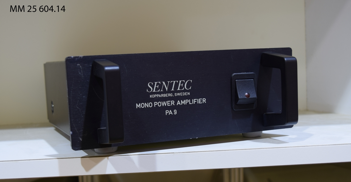 Slutförstärkare, 2 st, av märket Sentec, Monopower amplifier (PA-9). Svarta rektangulära apparater.