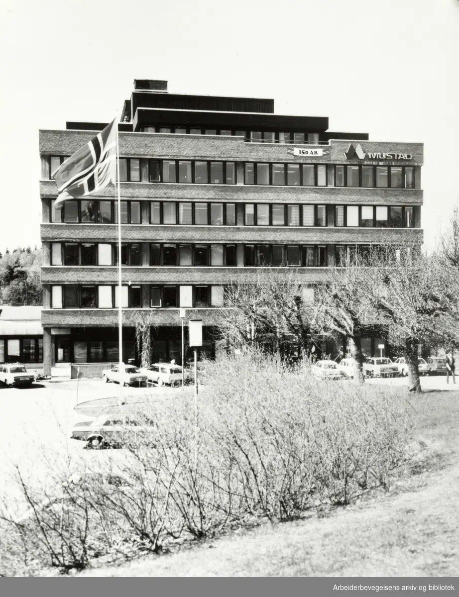 Mustad fabrikker. Hovedkontoret ved feiringen av 150 års jubileet. Mai 1982