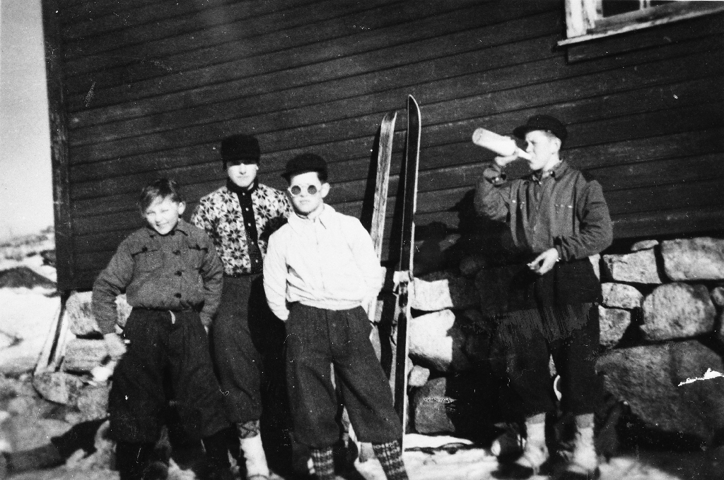 Fire gutar frå framhaldsskulen årgang 1947/48 på skitur il Madland.