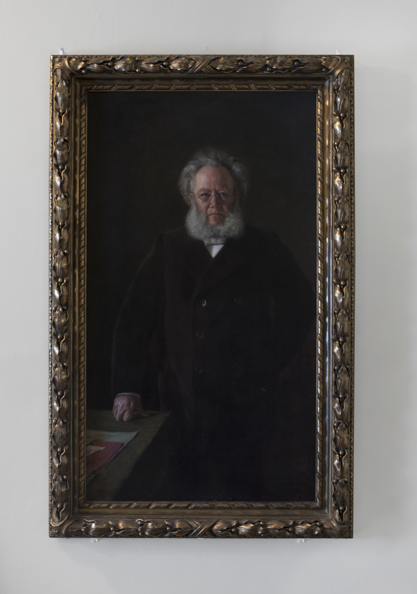 Portrett av Henrik Ibsen stående.