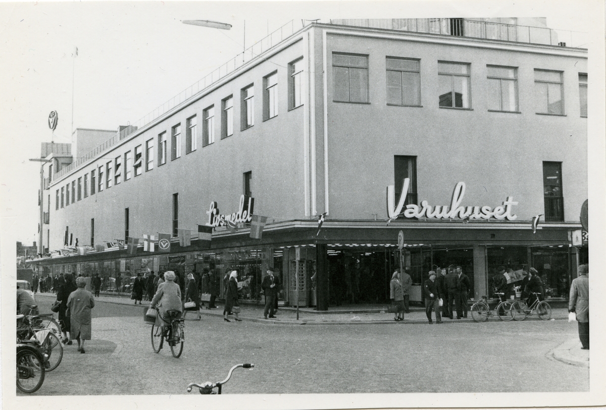 Västerås. Smedjegatan mot väster, från korsningen Vasagatan. C:a 1960.