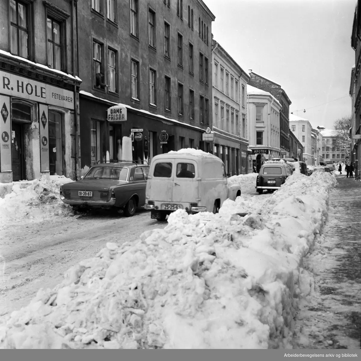 Mye snø i Oslo sentrums gater. Osterhaus gate 11 midt i bildet. Den hvite 3 etasjes hjørnebygningen er Osterhaus gate 13. I enden av gata ser vi Møllergata skole. Desember 1967.