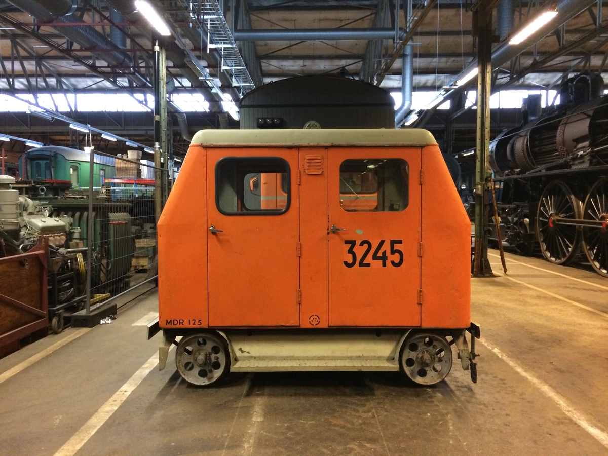 Motordressin Mdr 125 nr 3245. Orangemålad dressin försedd med Volkswagen motor.