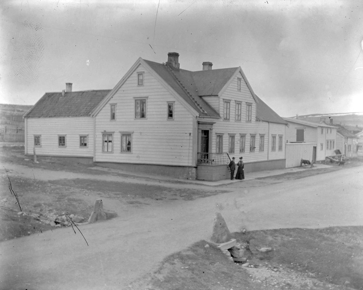 Esbensengården på Sletten ca 1900. Hans Fredrik og Kitta Esbensen foran huset.
