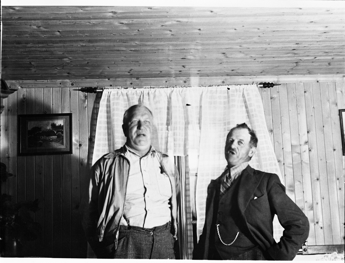 Formann i Toten Almenning Lodd nr. 4, Harald Hveem, og nestformann Henrik Heiberg, avsynger Gubben Noah under et møte på Torsætra.