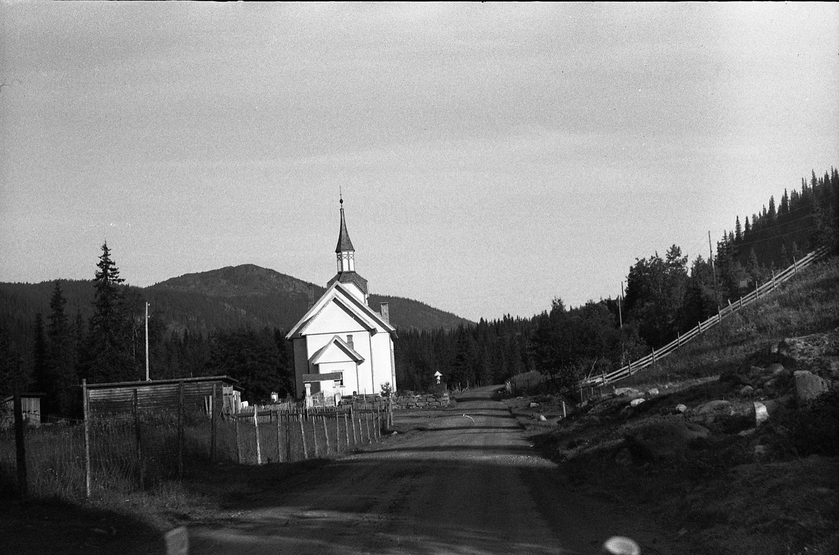 Kirkebygg. Muligens Nord-Etnedal kirke. August 1960.