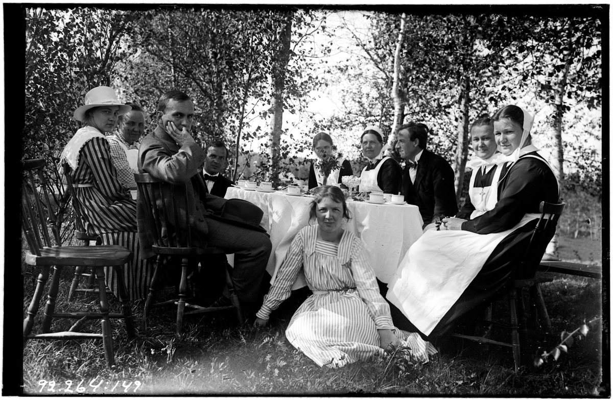 Hålahult sanatorium, exteriör, tre män, sju kvinnor runt ett kaffebord i naturen, en del med uniform, från vänster, Betty Waller dr. Wallers dotter, Hanna Johansson köksföreståndarinna