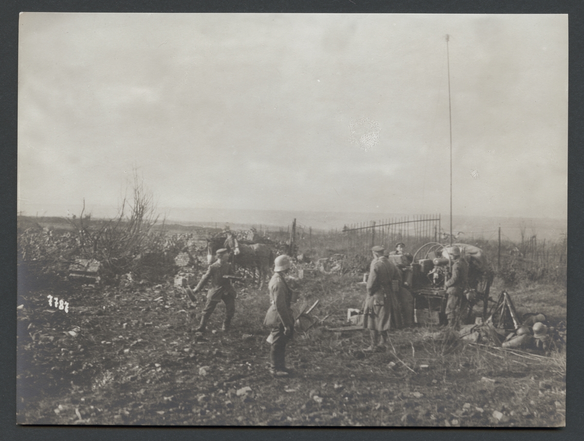 Bilden visar en grupp soldater med en radiotelegrafstation på slagfältet.

Originaltext: "En tysk lätt fältgnisttelegraf i de främsta linjerna."
