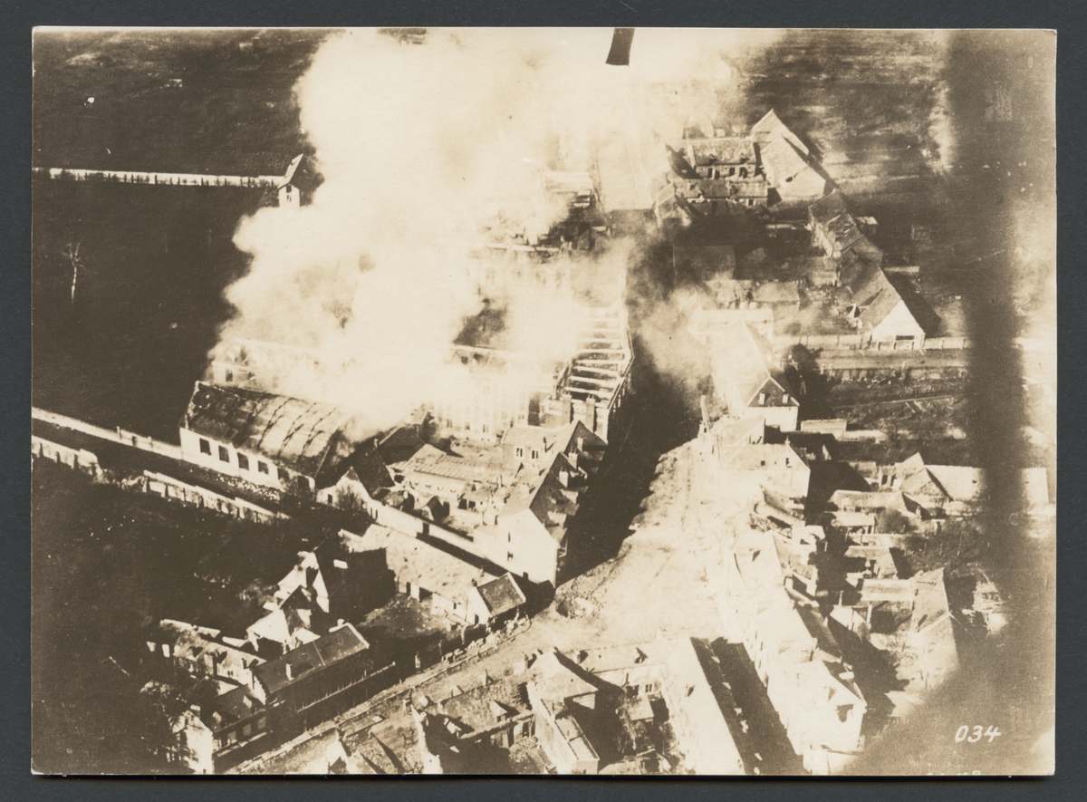 Denna flygbild visar den brinnande staden Chauny i Frankrike efter ett fältslag.

Originaltext: "Den av tyskarna erövrade franska staden Chauny, som vid
fransmännens återtåg stuckits i brand. Fotografi tagen av en
tysk spaningsflygare på 200 m. höjd."