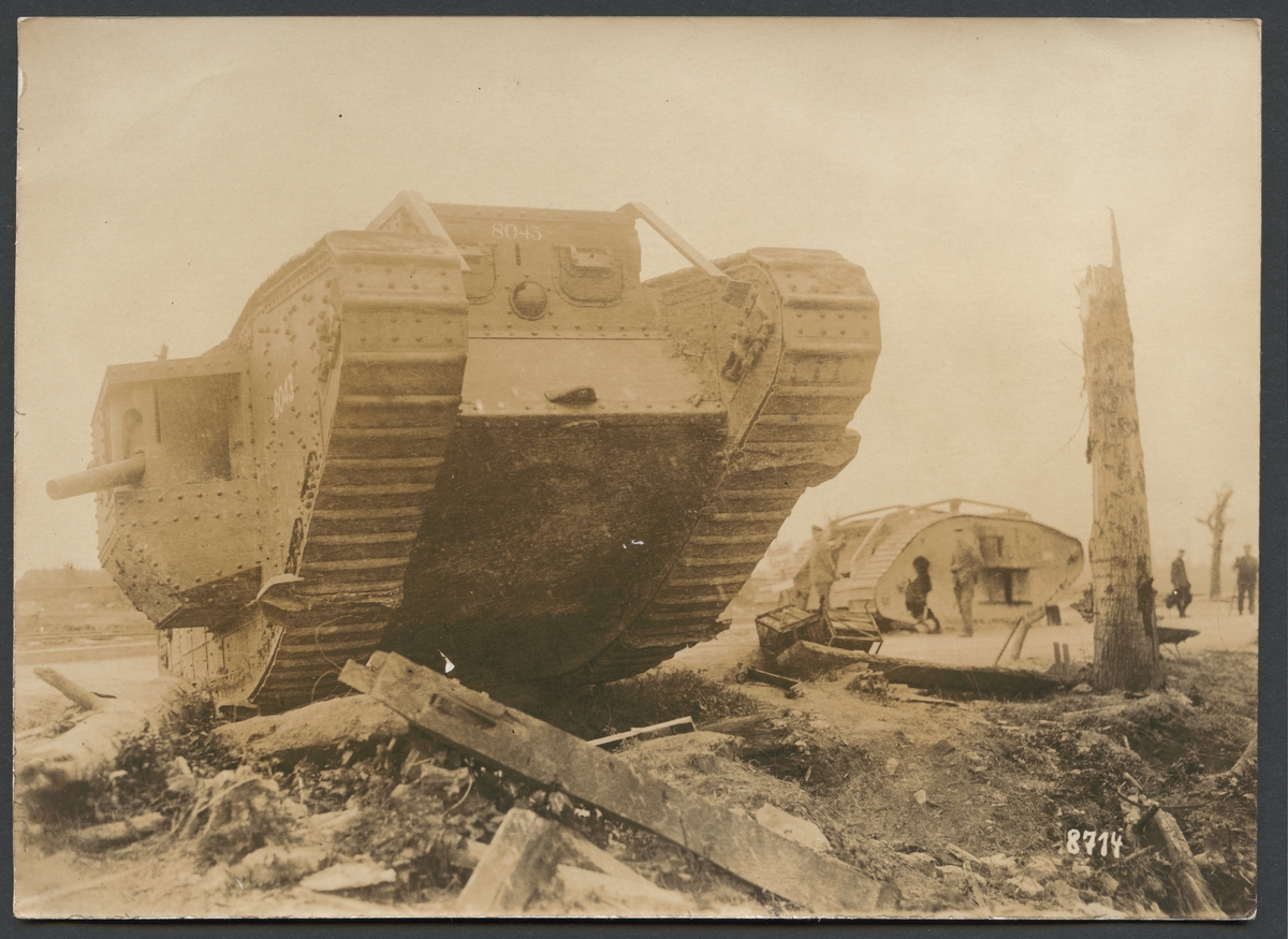 Bilden visar två engelska Mark IV stridsvagnar i ett förstört landskap.

Originaltext: "Engelska pansartanks, som i oskadat skick fallit i tyskarnas händer.