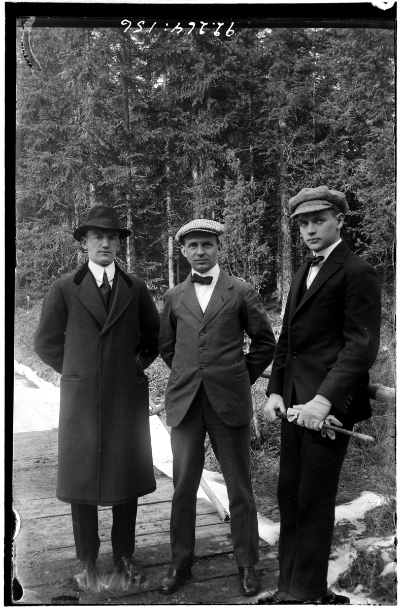 Hålahult sanatorium, exteriör, tre män på promenad i skogen, klädda i kostym överock och hatt
