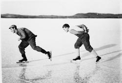 Vintersport på Frøylandsvatnet. Her går det på moderene leng