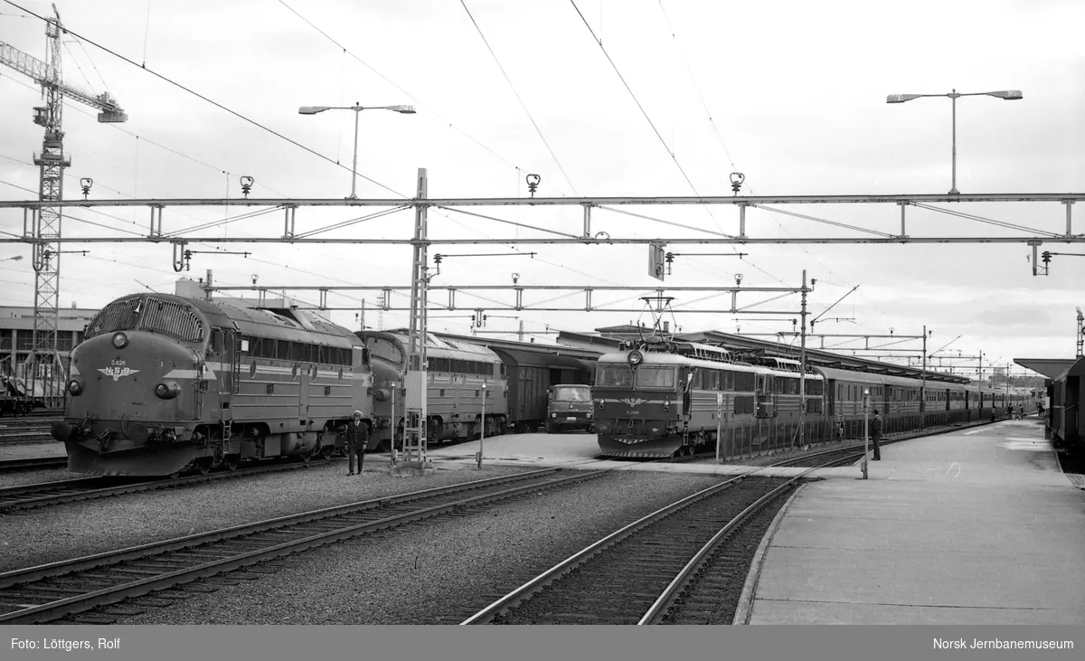 Diesellokomotiver type Di 3, nærmest 626 med nattoget fra Bodø, tog 456, på Trondheim stasjon. Til høyre elektriske lokomotiver type El 14, nærmest 2199, med ekspresstog til Oslo Ø.