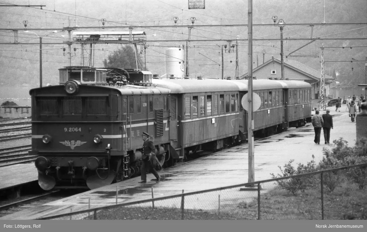 Elektrisk lokomotiv El 9 2064 med persontog til Myrdal på Flåm stasjon