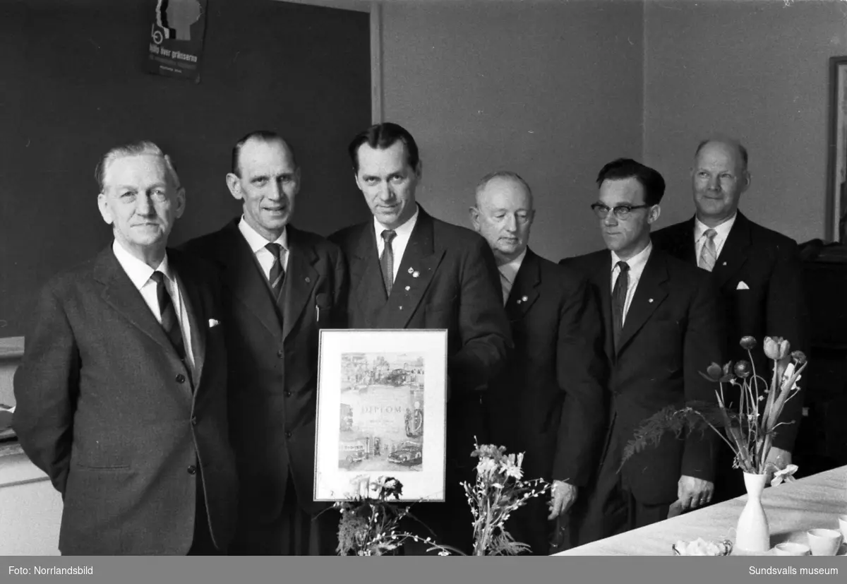 Transportarbetareförbundets ordförande Sigurd Klinga och Oskar Nilsson (längst till vänster på första bilden) hyllades för sina 30 år som LO-medlemmar.