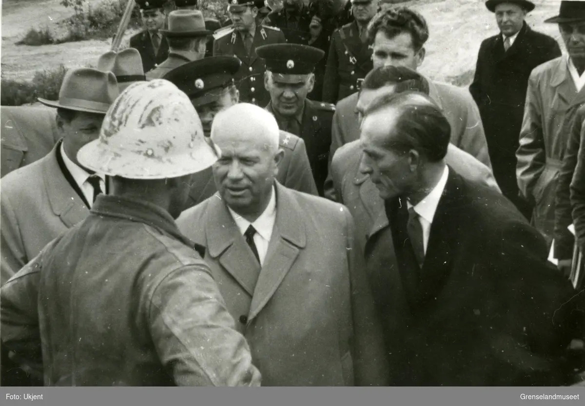 Nikita Khrusjtsjov kom uventet på besøk under byggingen av kraftverket i Boris Gleb 17. juli 1962. 