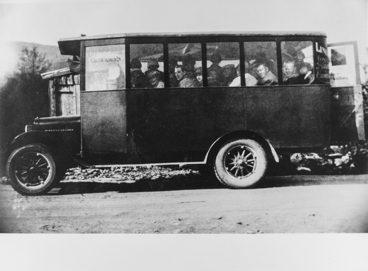 Byens første rutebil.