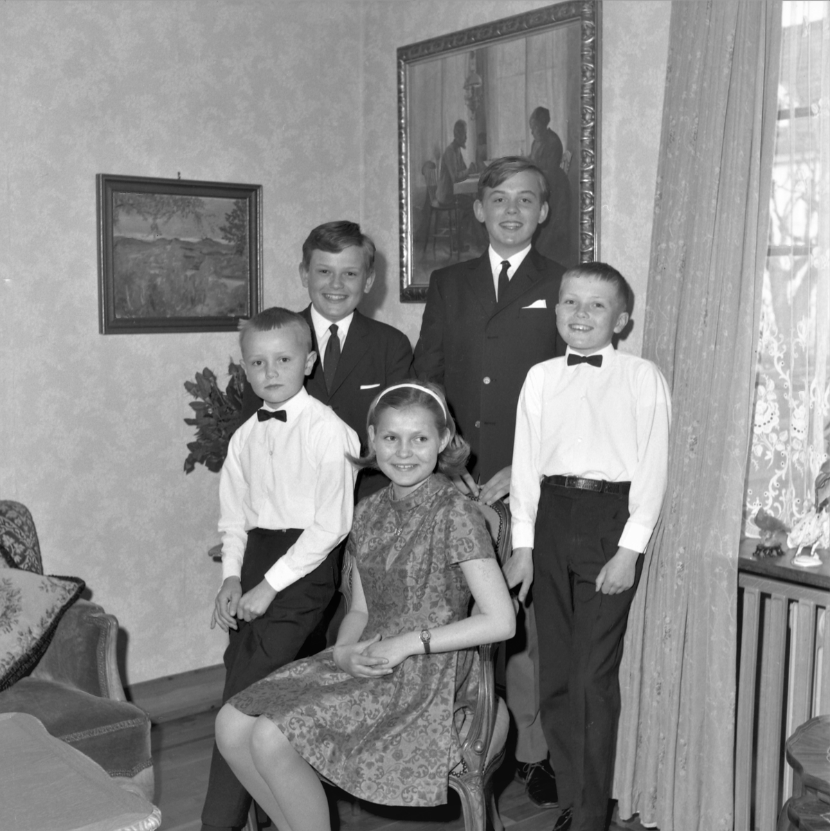 Portrett. Jubileum/selskap. Familiegruppe på elleve. Tre menn, en voksen kvinne, to unge kvinner, en ung mann, tre gutter og en pike. Bestilt av Sverre Meling. Oddagt.