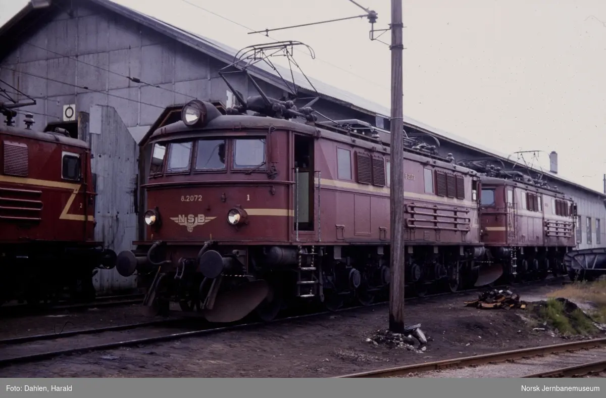 Elektriske lokomotiver type El 8,  El 8 2067 (nærmest) og El 8 2072 utenfor lokomotivstallen i Skien.